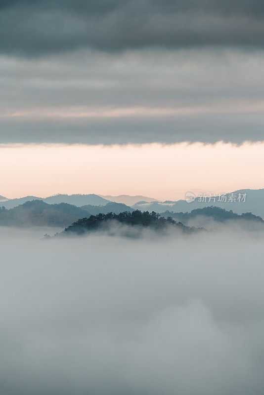 从泰国湄宏山(Mae Hong Son)的Wat Phra That Doi Kongmu看到的迷雾山脉